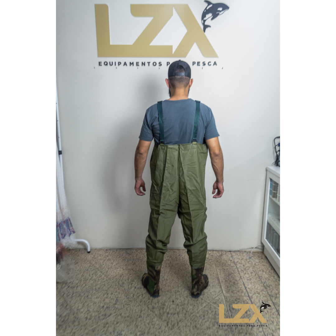 Jardineira Com Bota Impermeável Verde Militar