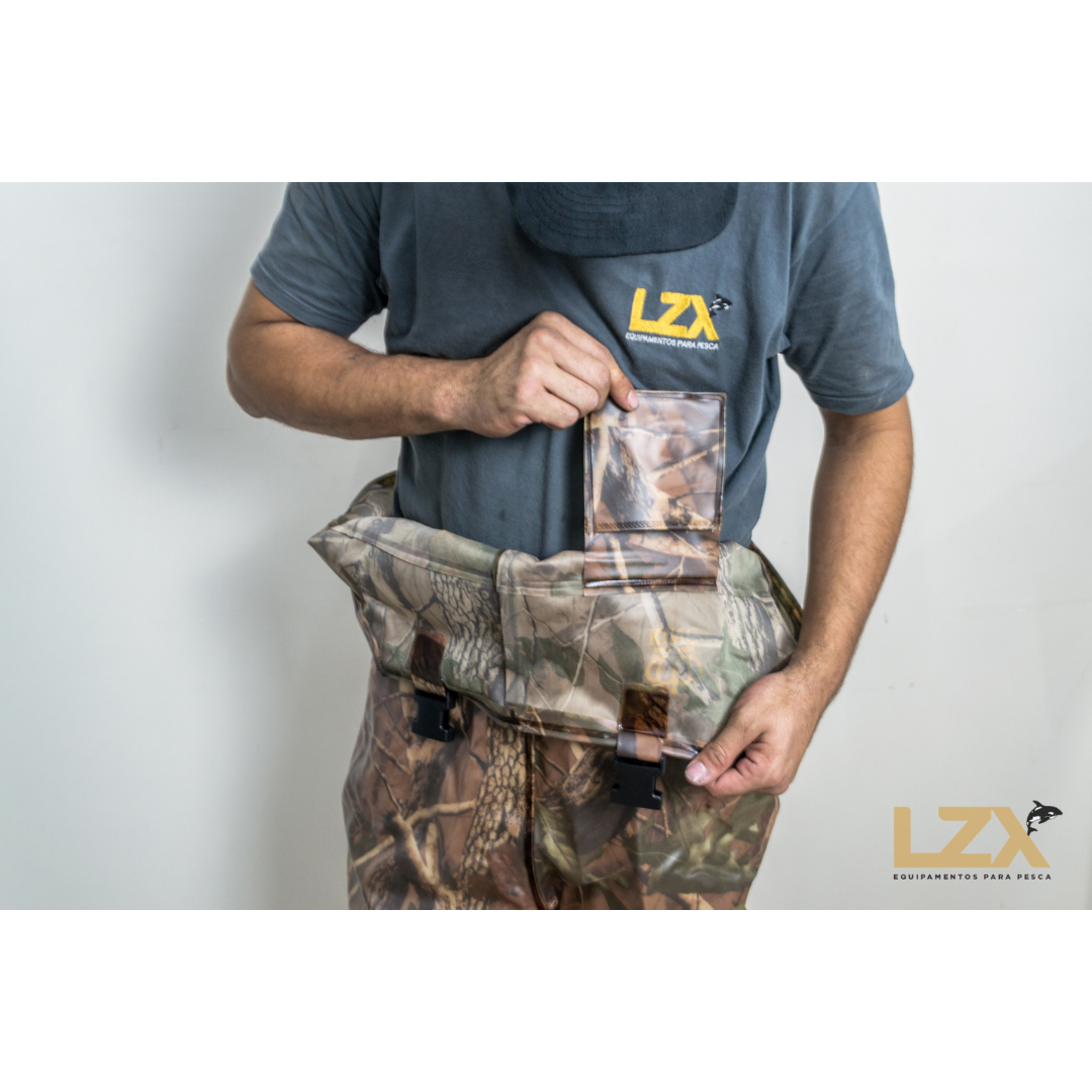 Jardineira Com Bota Impermeável Camuflado