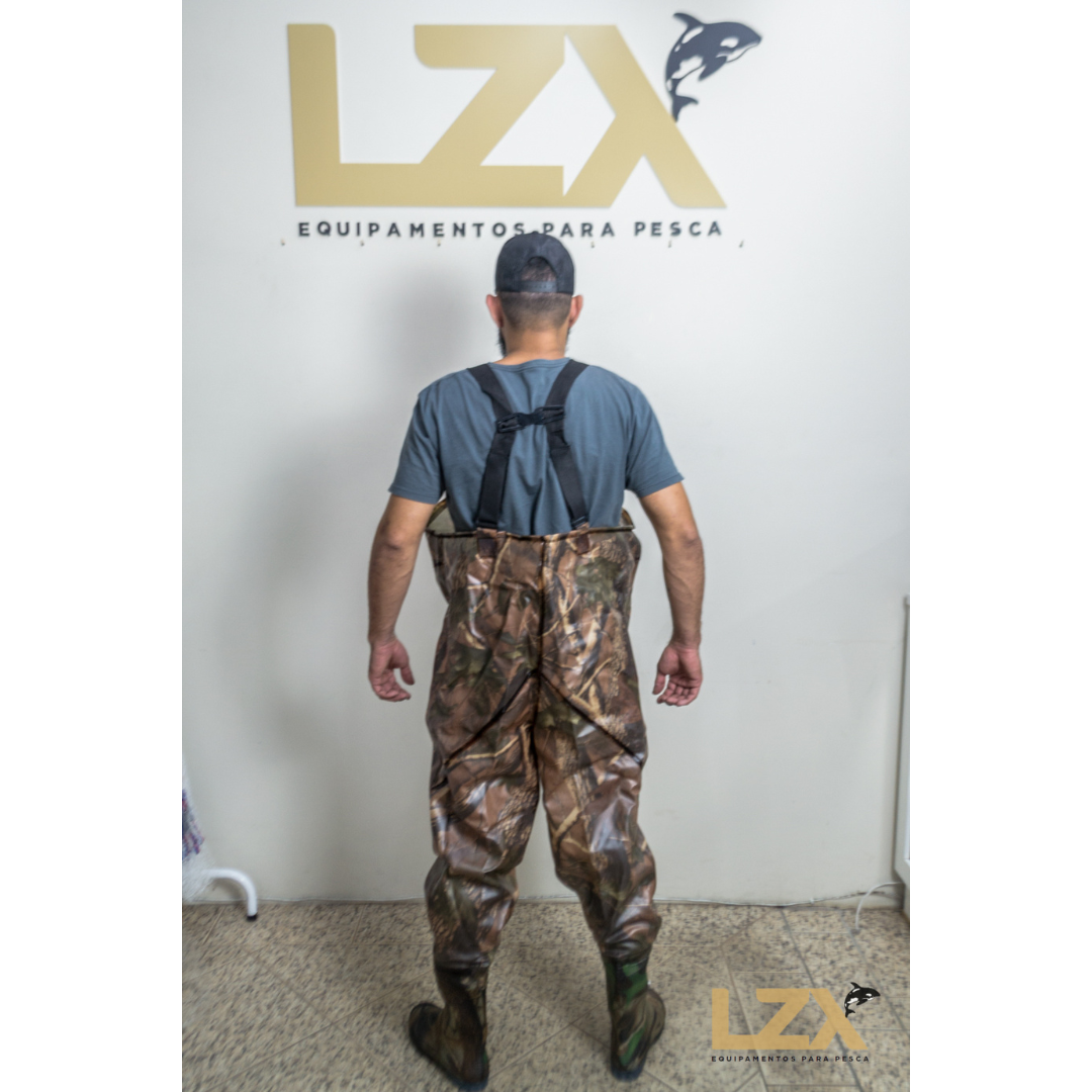 Jardineira Com Bota Impermeável Camuflado