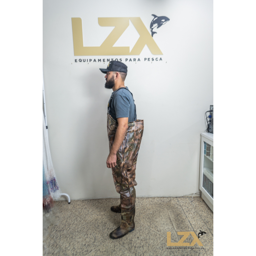 Jardineira Com Bota Impermeável Camuflado