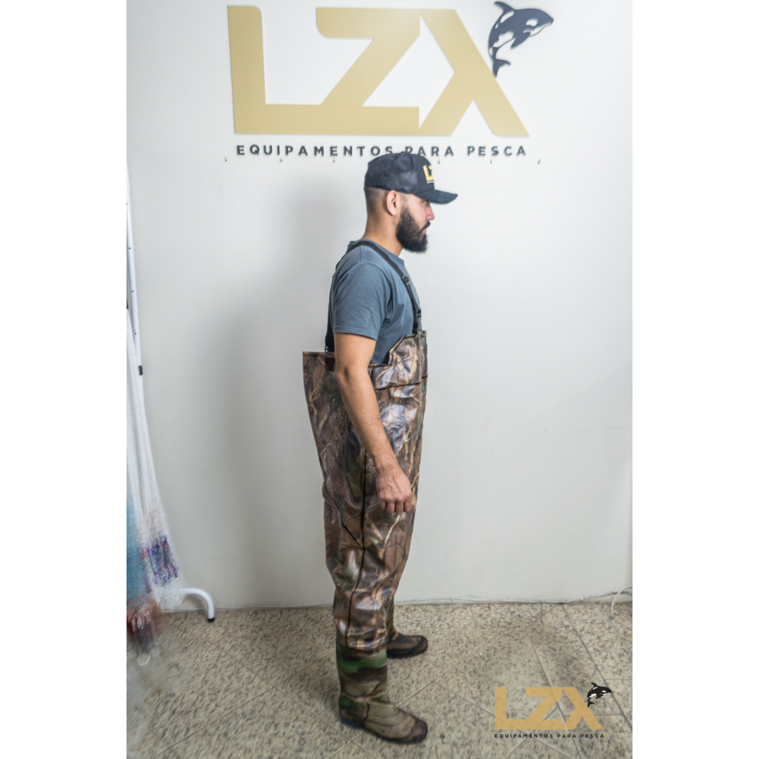 Jardineira Com Bota Impermeável Camuflado