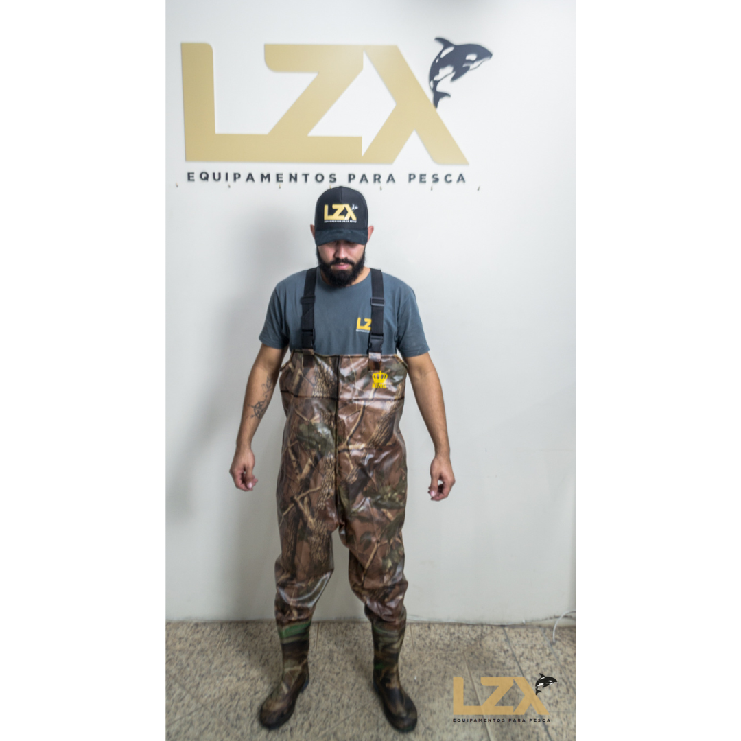 Jardineira Com Bota Impermeável Camuflado