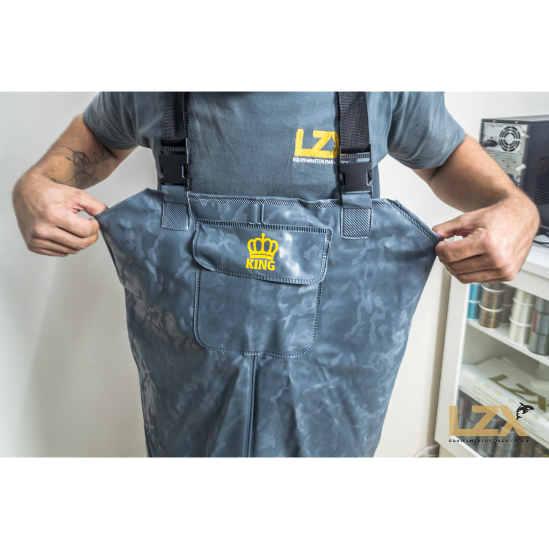 Jardineira Com Bota Impermeável Azul