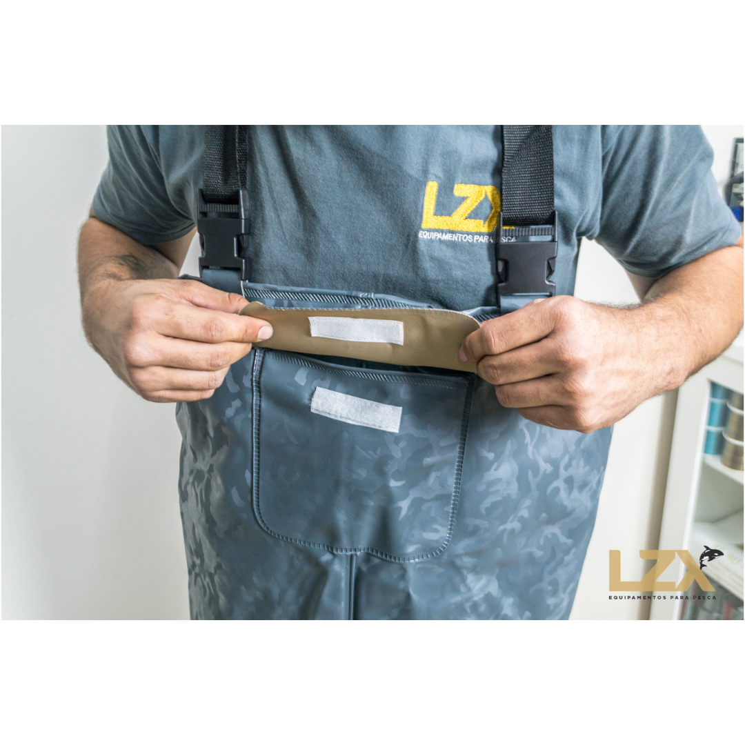 Jardineira Com Bota Impermeável Azul