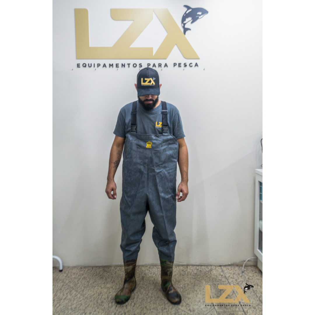 Jardineira Com Bota Impermeável Azul