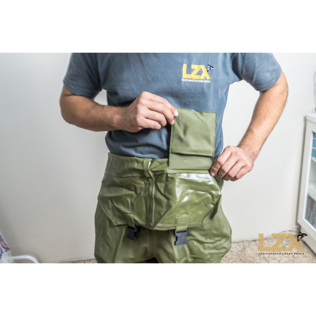 Jardineira Com Bota Impermeável Verde Militar