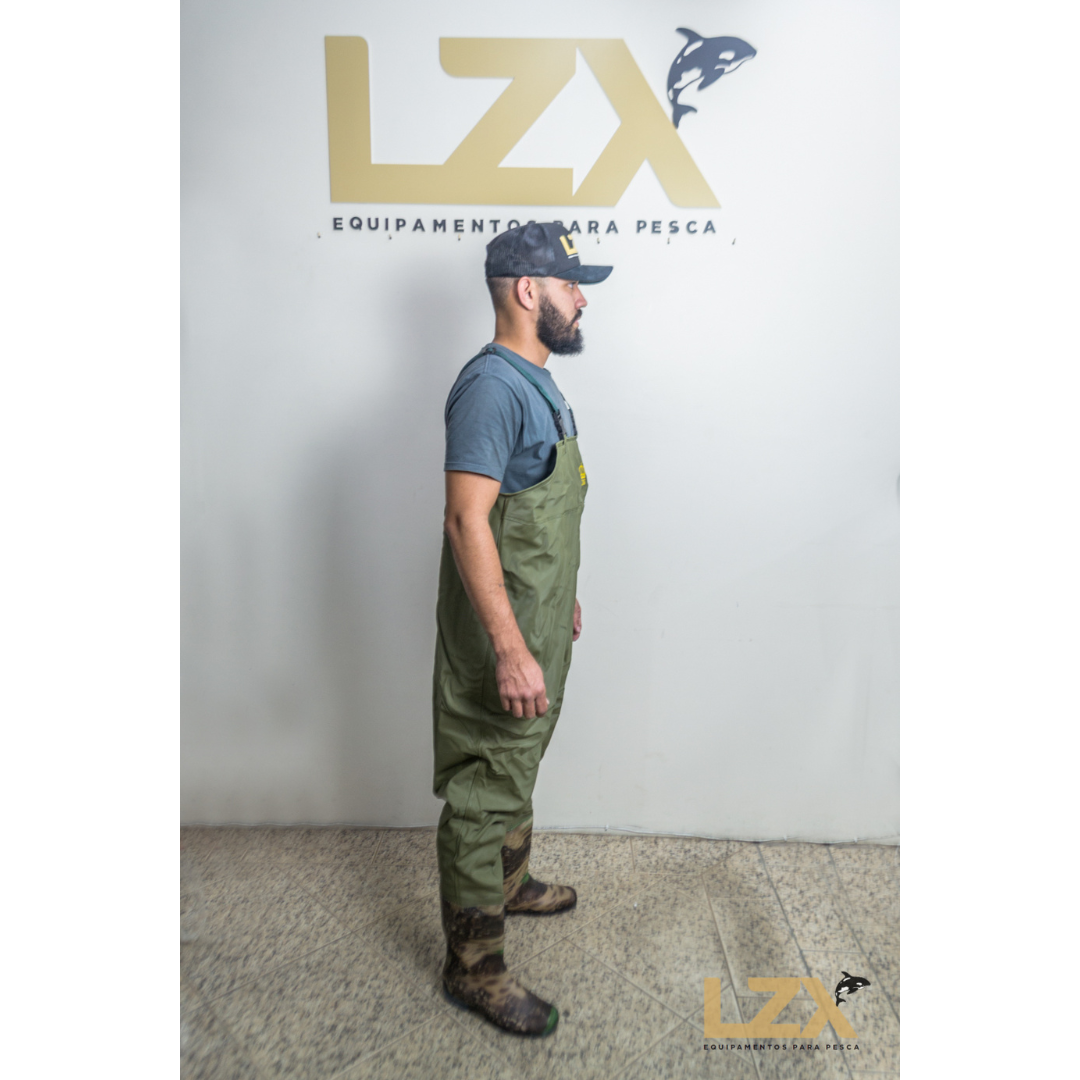 Jardineira Com Bota Impermeável Verde Militar