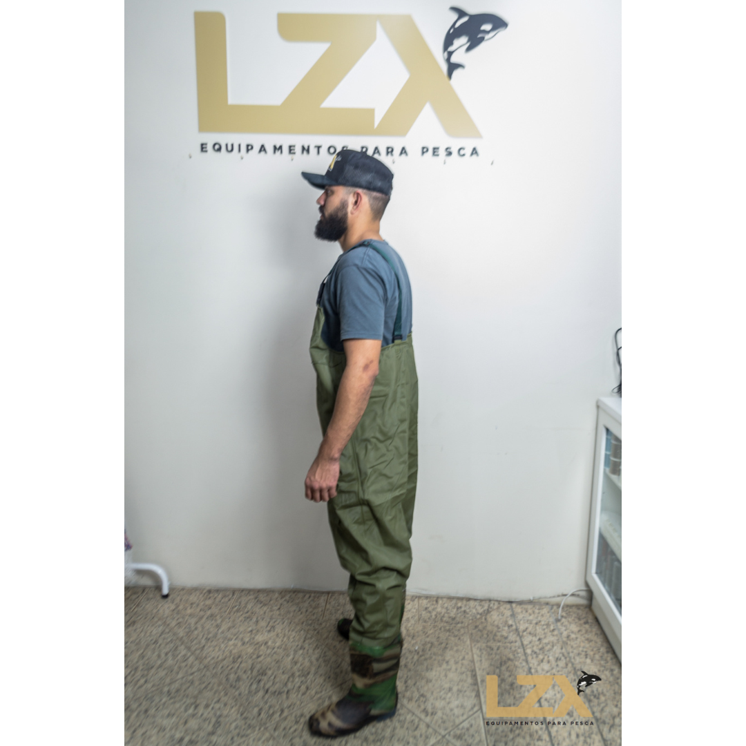 Jardineira Com Bota Impermeável Verde Militar