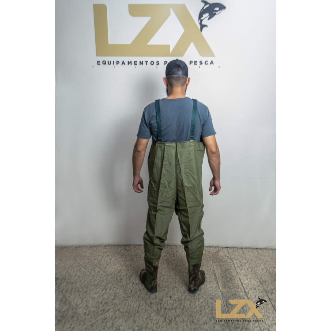 Jardineira Com Bota Impermeável Verde Militar