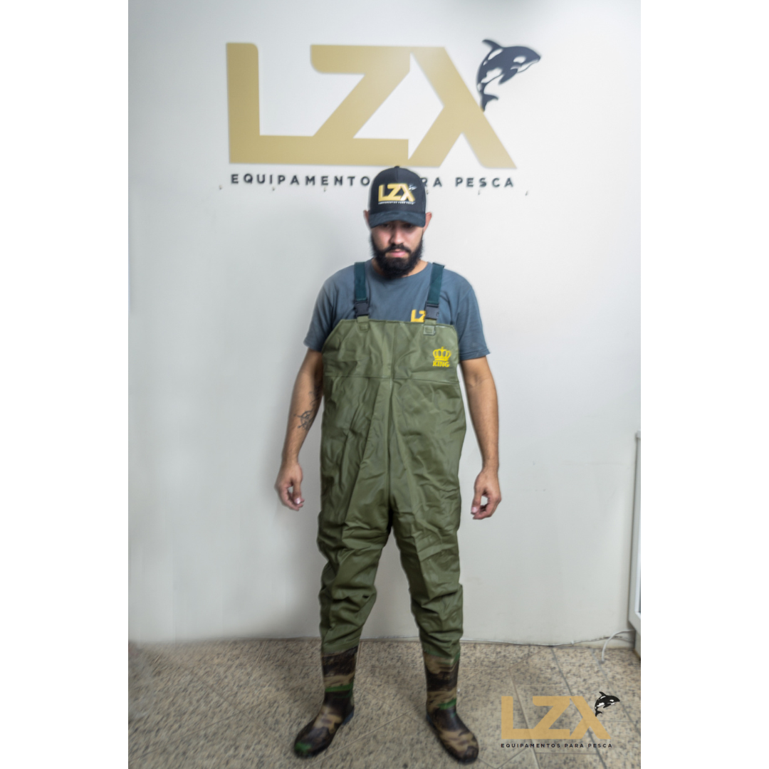 Jardineira Com Bota Impermeável Verde Militar