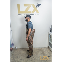 Jardineira Com Bota Impermeável Camuflado